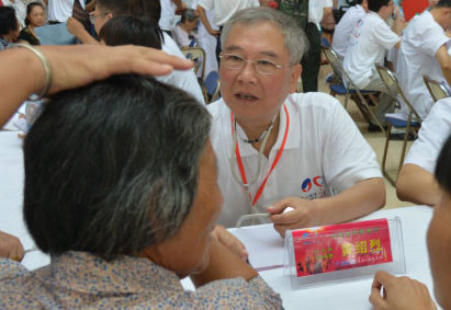 脑心同治走基层 黄绍烈教授认真询问患者病情