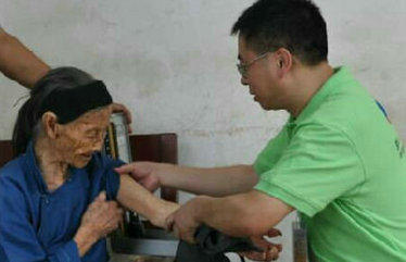 深入贫困家庭为老人义诊