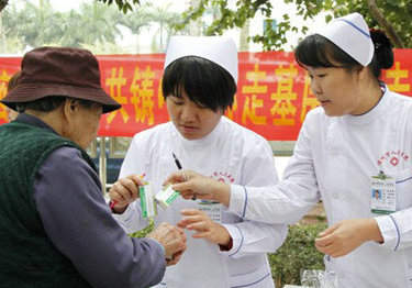 脑心同治走基层 志愿者们为患者发放药品