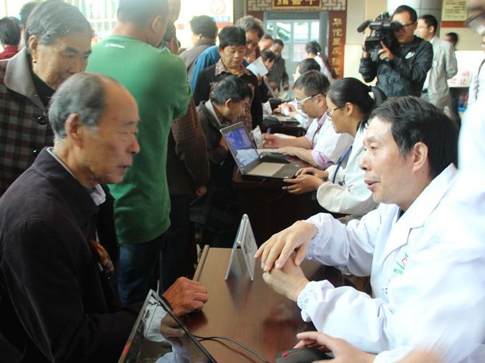 脑心同治走基层大型公益活动走进建德