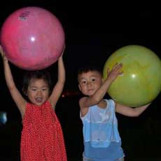 晒尿布的小朋友