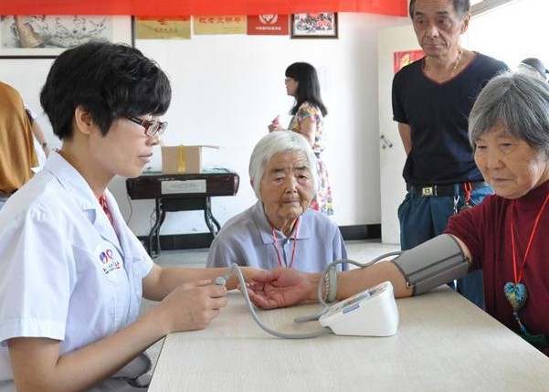 脑心同治走基层 走进屠甸敬老院