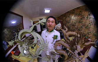 甘肃平凉：&ldquo;暖心&rdquo;厨师每年为妻子雕刻&ldquo;祥龙图&rdquo;