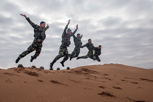 大漠上的&ldquo;橄榄绿 向祖国66岁华诞献礼