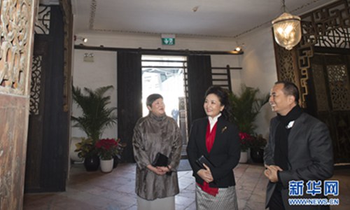 彭丽媛参观郑家大屋