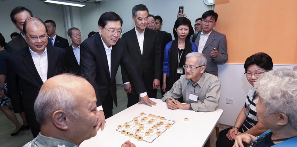 张德江视察香港福利机构和资助房屋项目