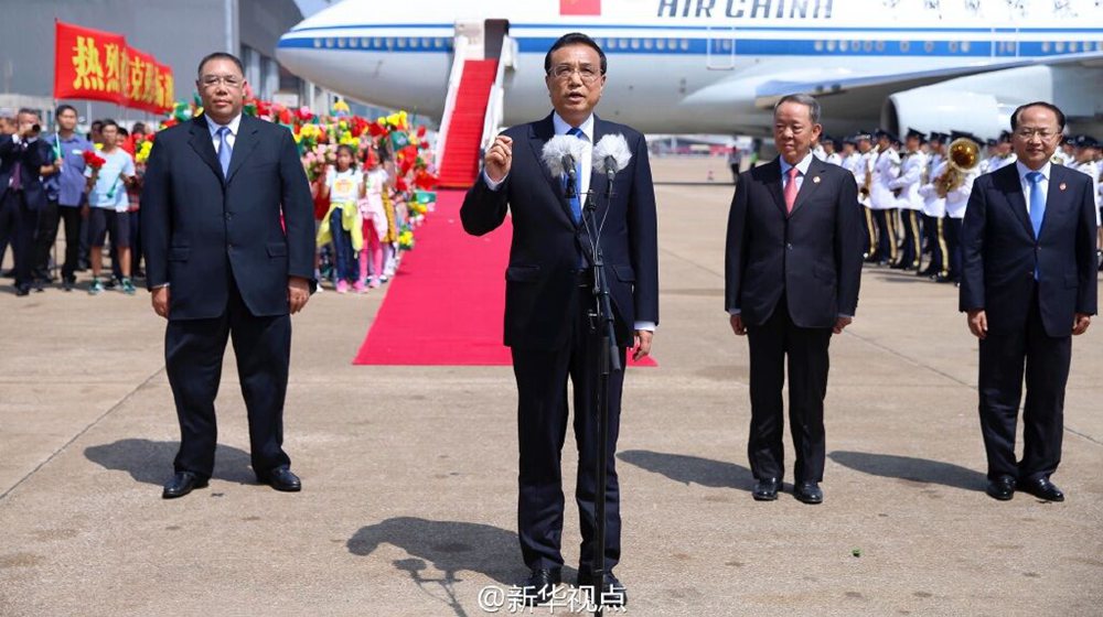 李克强踏上澳门土地：希望多走走，多看看，多听听
