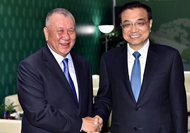 李克强会见全国政协副主席何厚铧