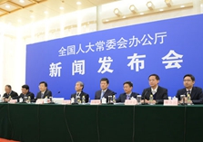 关于《全国人民代表大会常务委员会关于〈中华人民共和国香港特别行政区基本法〉第一百零四条的解释（草案）》的说明