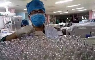 醫護人員12小時手掰8000支救命藥