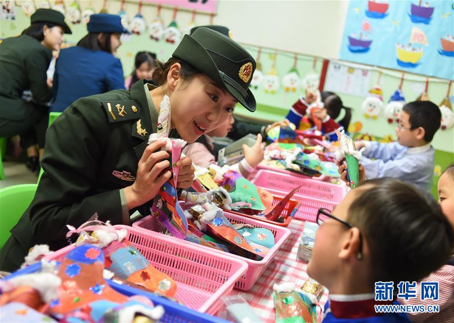 驻港部队官兵赴幼稚园开展&ldquo;关爱幼童&rdquo;活动