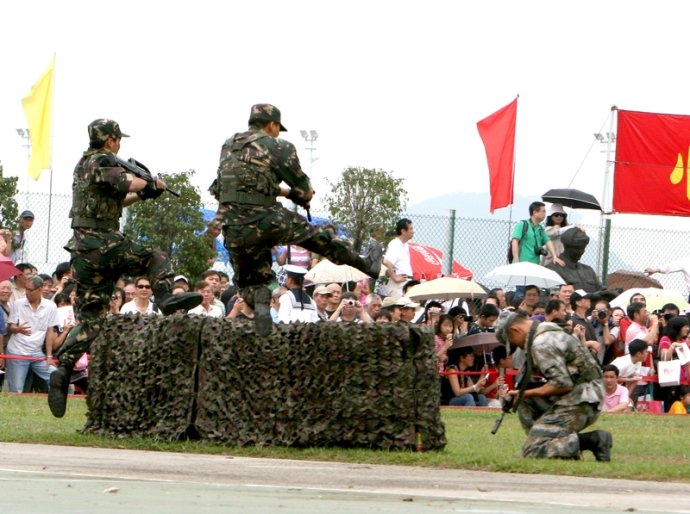 驻港部队开放日为何能让港人通宵排队等票 看看这些图就知道