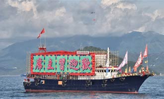 香港百船巡游庆回归二十周年