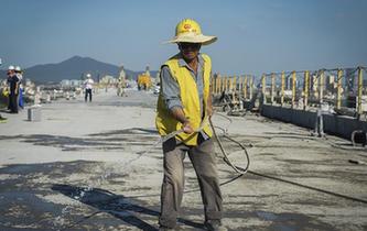 南京：&ldquo;三伏&rdquo;天裏修大橋