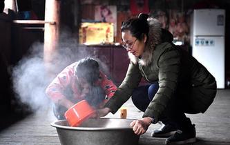 大山贫困娃和她的&ldquo;驻村妈妈&rdquo;