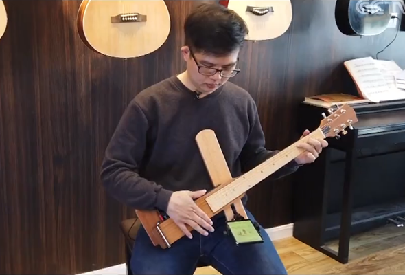 台青失恋发明不扰民吉他，四川德阳再创业：大陆的电商很发达！