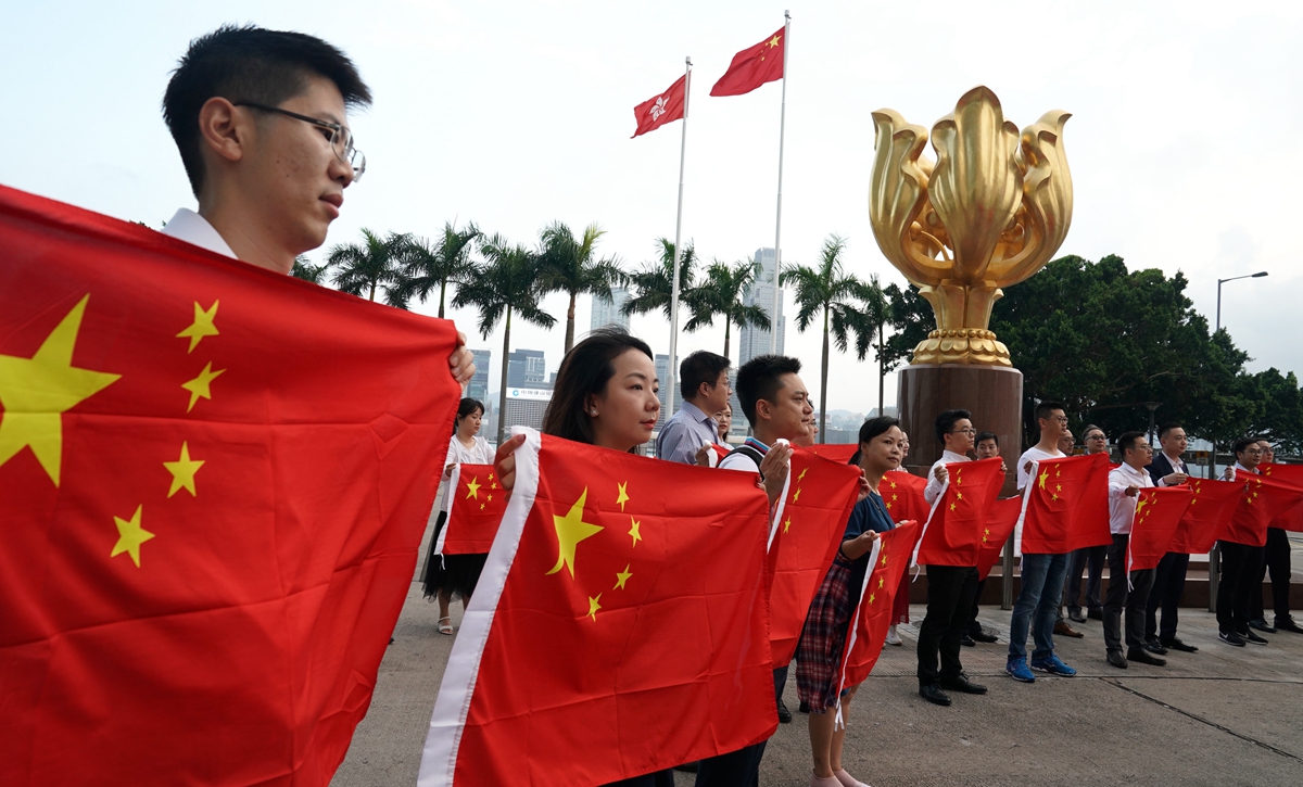 特写：金紫荆广场的70面国旗