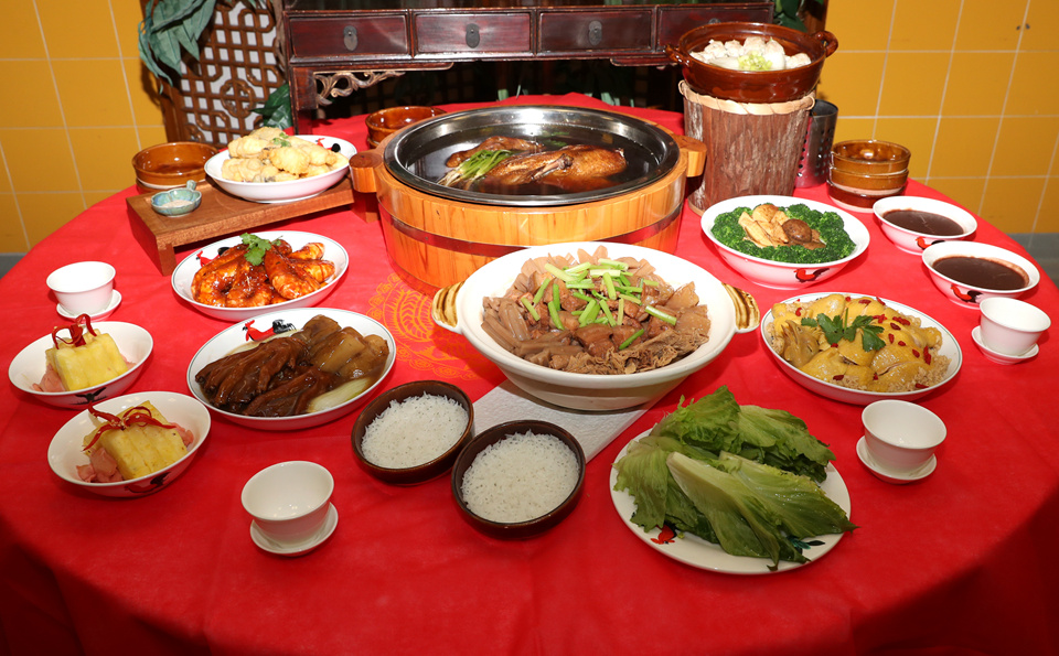 香港盆菜：融合传统现代味 诉说千古团圆情