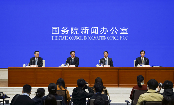 国新办举行新闻发布会介绍全国人大涉港决定情况并答记者问