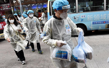 香港特區政府向全港市民派發“防疫服務包” 社會各界凝心聚力共抗疫情