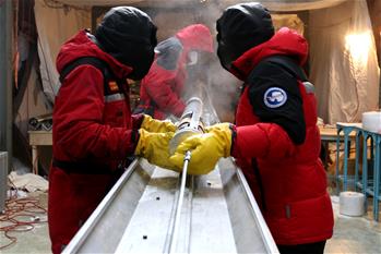 通訊：南極冰蓋之巔深冰芯房探秘