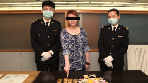 香港一女子腰藏16斤黄金闯海关被查