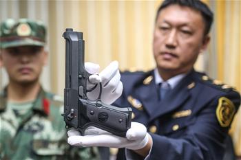 青島機場口岸在入境快件中查獲倣真槍支