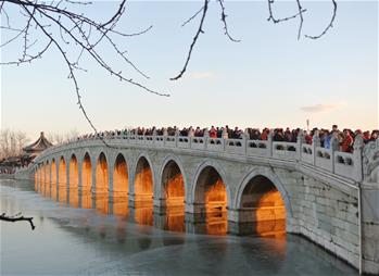 北京颐和园十七孔桥“金光穿洞”