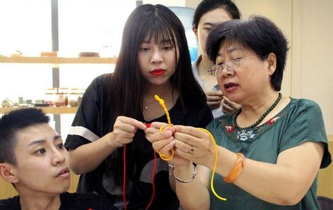 京港实习生体验中华传统手工艺 感叹匠心精神具魅力