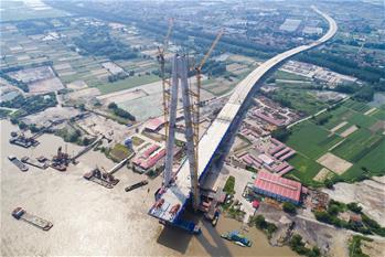 武汉青山长江大桥主跨首节钢梁架设成功