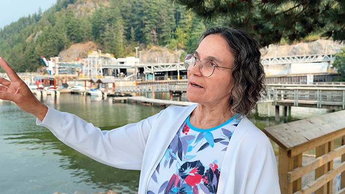 原住民海斯拉民族酋长莫琳·奈斯接受本刊记者采访中