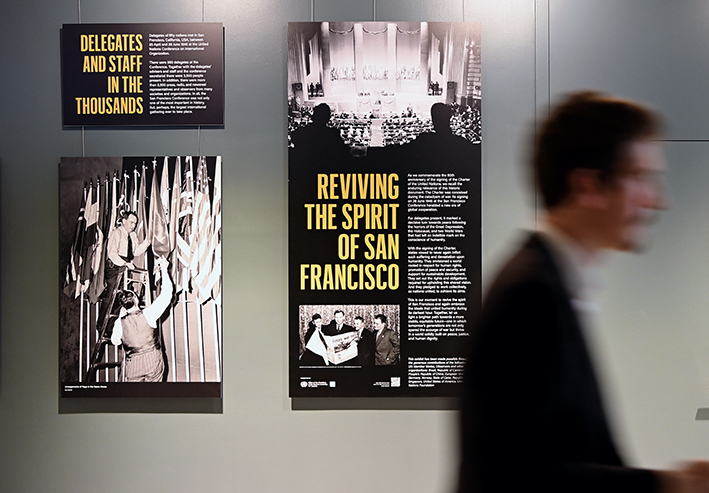 9月 18日，在位于纽约的联合国总部，一名男子从“重振旧金山精神”展览前走过