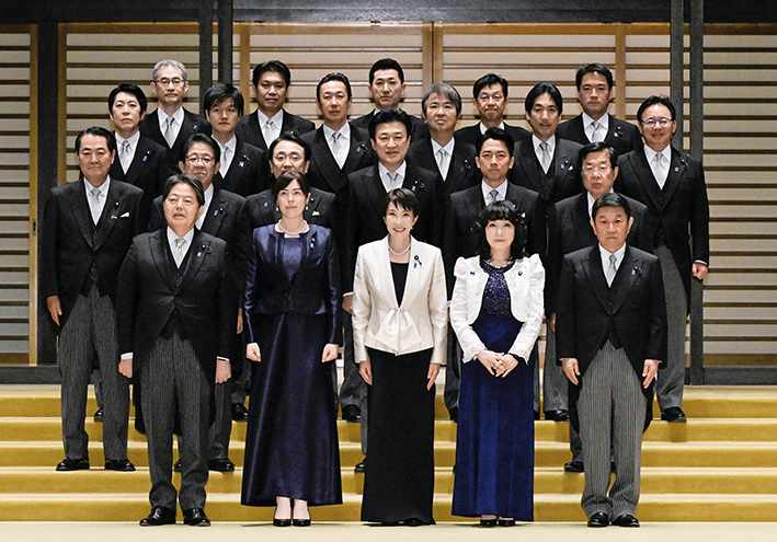 2026年2月18日，日本首相高市早苗（前排中）在东京的首相官邸率阁僚合影 新华社/共同社 
