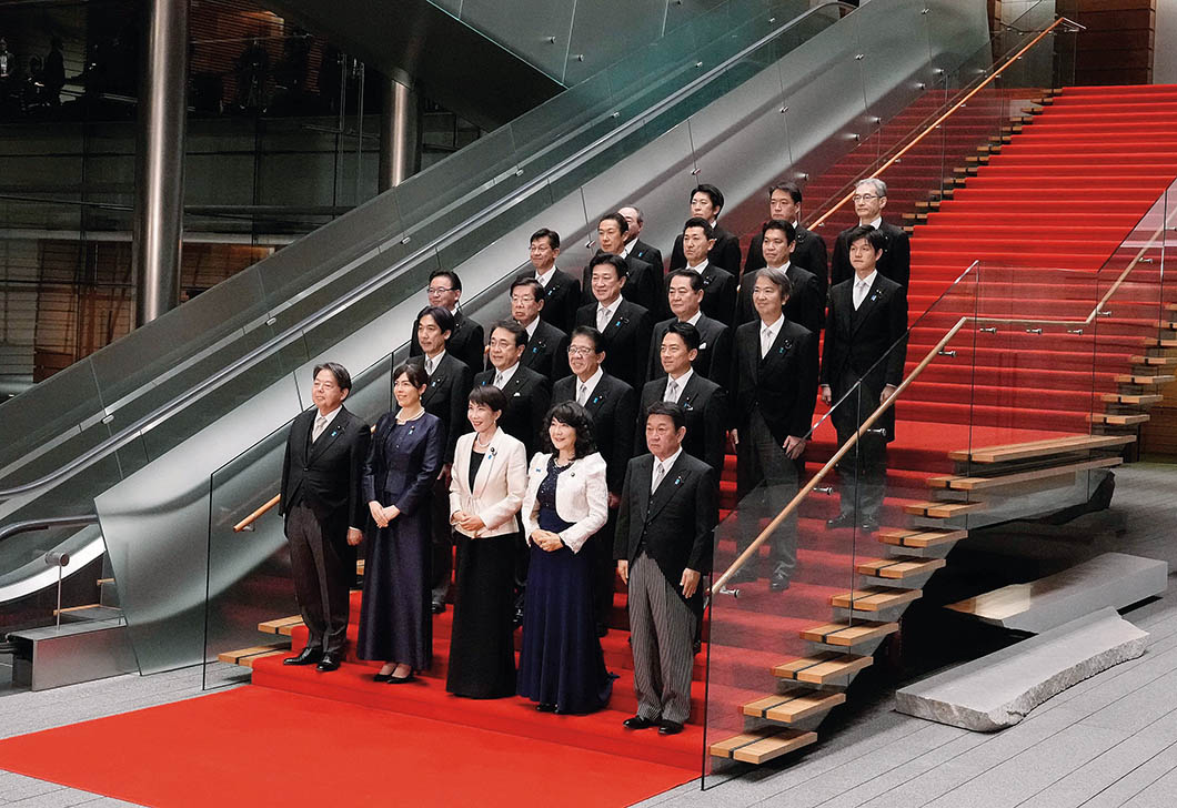 2026年2月18日，日本首相高市早苗（前排中）在东京的首相官邸率阁僚合影 新华社发（Pool 图片/星子裕一摄）
