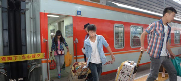 58名授渔计划资助的昭通灾区孩子抵京