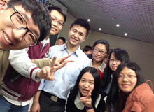 志愿者们与Dr.魏合影