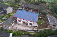 屋顶上的“LOVE”