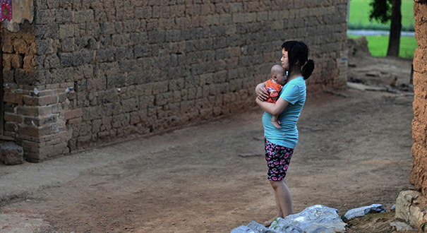 14岁的思思和她生下的两个孩子