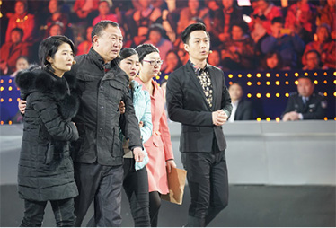 《等着我》央视黄金档暖心首播 四个寻人故事皆大欢喜