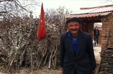 工作人员走访散居孤寡老人