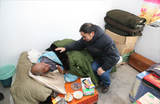 基金会工作人员看望散居孤老