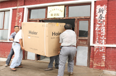 太仆寺旗工作人员接收物资