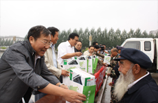 太仆寺旗散居孤老接受物资