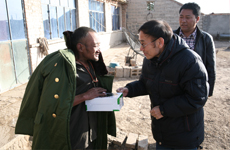 工作人员向散居孤老发放仁爱礼包