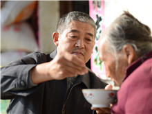 &ldquo;一个孝子两个妈&rdquo;严富荣