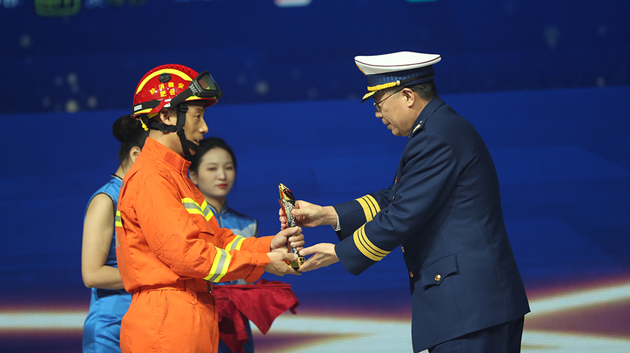 罗永强为“逆火英雄”陈三喜颁奖