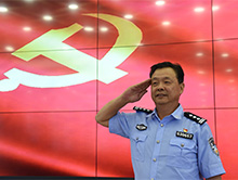 “10秒夺刀救人的法警”何洪刚