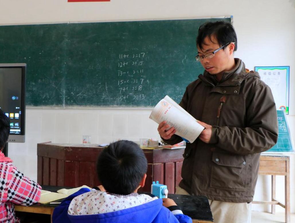 “坚守赣南深山村小44年的教师父子”罗光祥、罗伟
