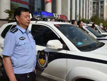 “10秒夺刀救人的法警”何洪刚