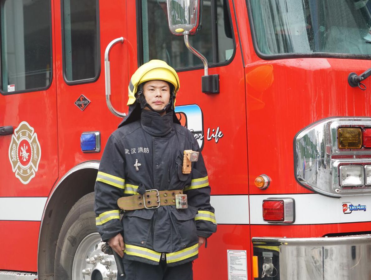 四度“抱火”消防员张晓明